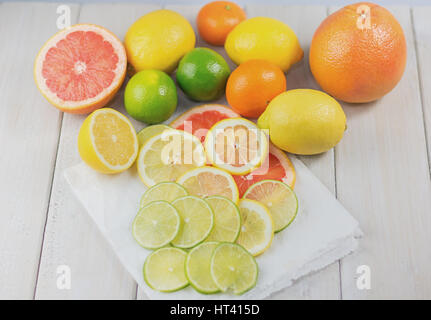 Gesunde Zusammensetzung der Zitrone, Limette, Grapefruit und Mandarine verpackt mit Vitamin c. Stockfoto