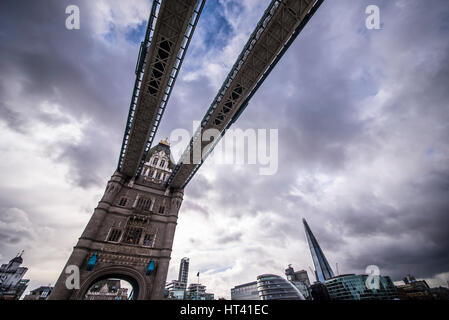 Fußwege und Türme der Tower Bridge über die Themse in London, Großbritannien Stockfoto