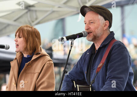 Billy Bragg und Beth Orton im März 4 Frauen am internationalen Tag der Frauen von CARE International organisiert und durchgeführt in The Scoop, Rathaus, London Stockfoto