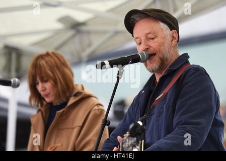 Billy Bragg und Beth Orton im März 4 Frauen am internationalen Tag der Frauen von CARE International organisiert und durchgeführt in The Scoop, Rathaus, London Stockfoto