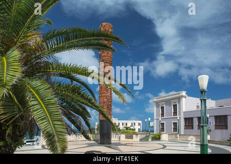 TOTEM TELURICO (© JAIME SUAREZ 1992) PLAZA DEL QUINTO CENTENARIO ALTEN SAN JUAN PUERTO RICO Stockfoto