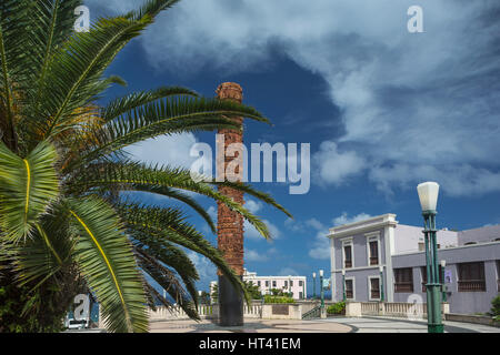 TOTEM TELURICO (© JAIME SUAREZ 1992) PLAZA DEL QUINTO CENTENARIO ALTEN SAN JUAN PUERTO RICO Stockfoto