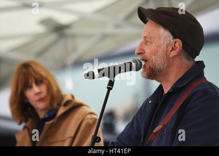 Billy Bragg und Beth Orton im März 4 Frauen am internationalen Tag der Frauen von CARE International organisiert und durchgeführt in The Scoop, Rathaus, London Stockfoto