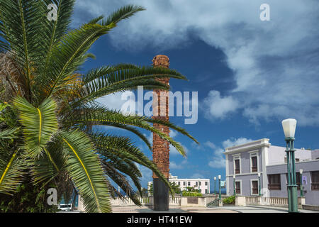 TOTEM TELURICO (© JAIME SUAREZ 1992) PLAZA DEL QUINTO CENTENARIO ALTEN SAN JUAN PUERTO RICO Stockfoto