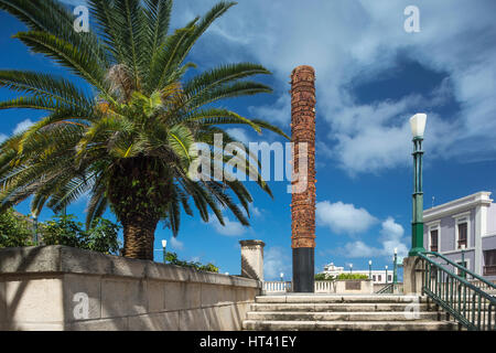 TOTEM TELURICO (© JAIME SUAREZ 1992) PLAZA DEL QUINTO CENTENARIO ALTEN SAN JUAN PUERTO RICO Stockfoto