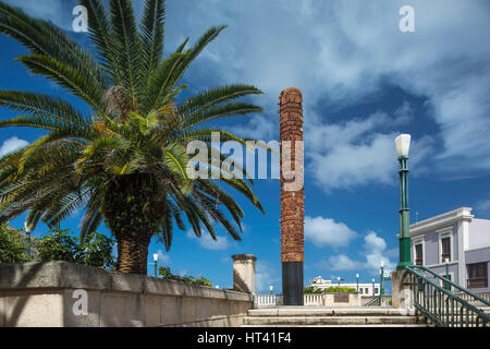 TOTEM TELURICO (© JAIME SUAREZ 1992) PLAZA DEL QUINTO CENTENARIO ALTEN SAN JUAN PUERTO RICO Stockfoto