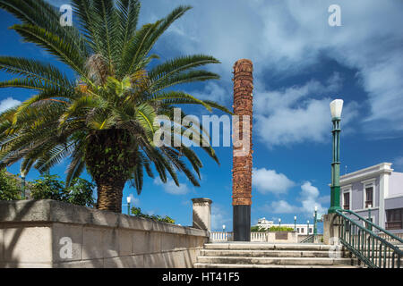 TOTEM TELURICO (© JAIME SUAREZ 1992) PLAZA DEL QUINTO CENTENARIO ALTEN SAN JUAN PUERTO RICO Stockfoto