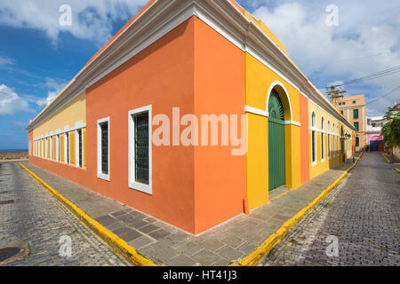 GEPFLASTERTEN STRAßE BUNT BEMALTEN GEBÄUDE CALLE VIRTUD ALTSTADT SAN JUAN PUERTO RICO Stockfoto