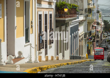 GEPFLASTERTEN STRAßE BUNT GESTRICHENEN HÄUSERN CALLE DE LA CRUZ ALT SAN JUAN PUERTO RICO Stockfoto