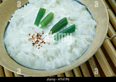 Pakhala Bhata - indisches Essen bestehend aus gekochten Reis gewaschen oder nur wenig in Wasser fermentiert Stockfoto