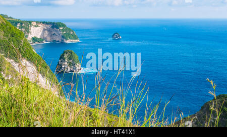 Küste, Thousand Island, in der Nähe von Manta Bay oder Kelingking Strand auf Nusa Penida Insel, Bali, Indonesien Stockfoto