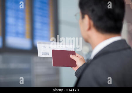 Passagier mit Pass und Flugzeug ticket Stockfoto