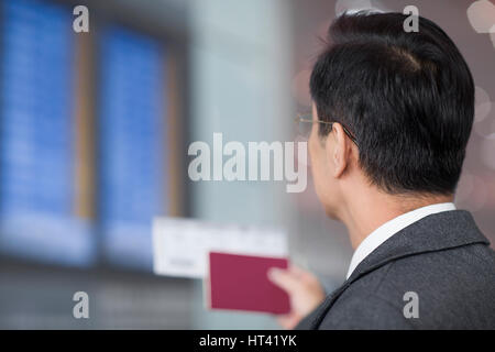 Passagier mit Pass und Flugzeug ticket Stockfoto