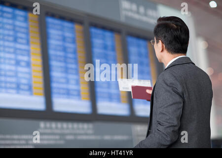Passagier mit Pass und Flugzeug ticket Stockfoto