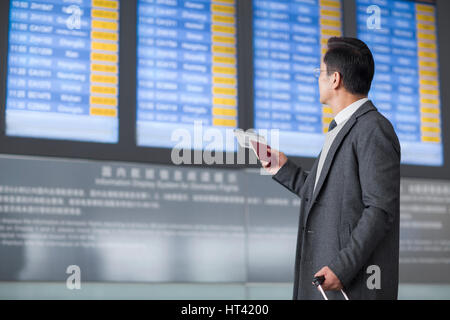 Geschäftsmann mit Pass und Flugzeug ticket Stockfoto