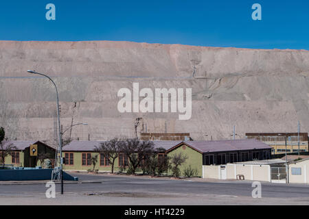 Chuquicamata ist, sobald eine florierende Unternehmen Stadt mit Banken, Restaurants und Spielplätze, aber die hat da evakuiert worden, aufgrund von rechts- und Gesundheit Stockfoto