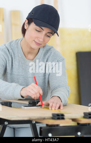 Porträt von glücklich weibliche Schreiner Ausarbeitung neues Projekt in Werkstatt Stockfoto