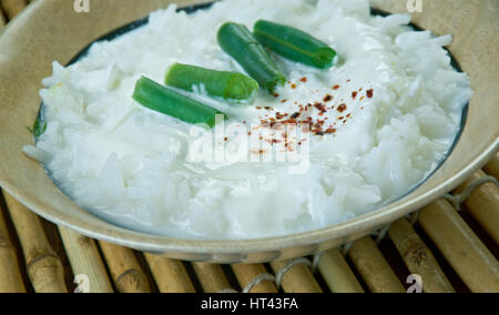 Pakhala Bhata - indisches Essen bestehend aus gekochten Reis gewaschen oder nur wenig in Wasser fermentiert Stockfoto