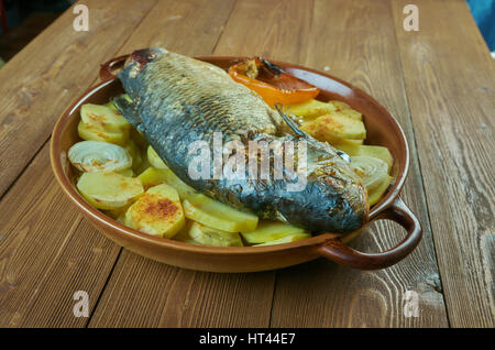 Bar ein la monegassischen Wolfsbarsch gebackene Kartoffeln Stockfoto