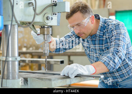 Bohren von Metall Stockfoto