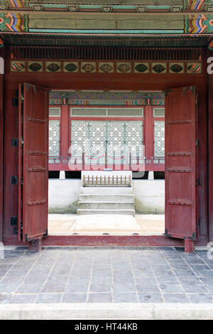 Blick durch eine Tür im Gyeongbokgung Palace in Seoul, Südkorea an einem Wintertag. Stockfoto