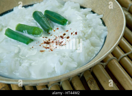 Pakhala Bhata - indisches Essen bestehend aus gekochten Reis gewaschen oder nur wenig in Wasser fermentiert Stockfoto