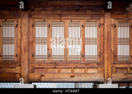 Ein Fenster im Gyeonbokgung Palast in Seoul, Südkorea. Stockfoto