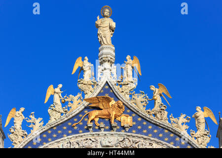 Venedigs Schutzheiligen Apostel am Markusplatz mit Engeln und einem geflügelten Löwen auf das 11. Jahrhundert Markusdom in Venedig, Italien Stockfoto