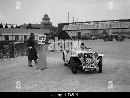 MG Sport konkurrieren in der GBA-Rallye, Brooklands, Surrey, 1939. Künstler: Bill Brunell. Stockfoto