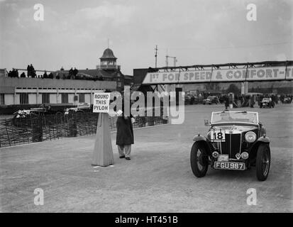 MG TA im Wettbewerb mit der JCC Rally, Brooklands, Surrey, 1939. Künstler: Bill Brunell. Stockfoto