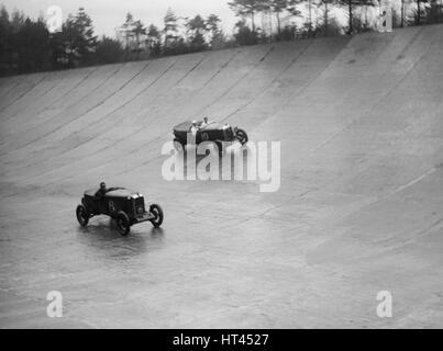 Alvis und Sunbeam abgestreift 4-Sitzer Rennen an einem BARC Tagung, Brooklands, Surrey, 1931 Künstler: Bill Brunell. Stockfoto