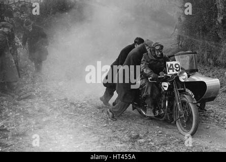 Motorrad und Beiwagen erhalten einen Schub während einer Testversion, c1930s. Künstler: Bill Brunell. Stockfoto