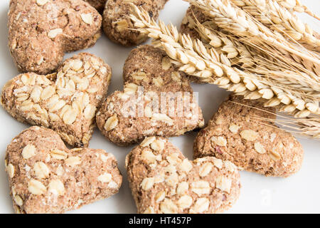 Herzkekse hergestellt aus Vollkorn und Pflaumen, mit Ähre. Stockfoto