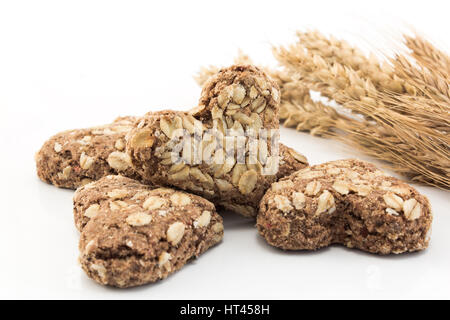 Herzkekse hergestellt aus Vollkorn und Pflaumen, mit Ähre. Stockfoto