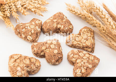 Herzkekse hergestellt aus Vollkorn und Pflaumen, mit Ähre. Stockfoto