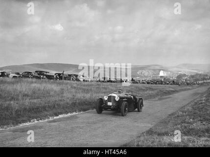 Bentley im Wettbewerb mit den Bugatti Besitzer Club Lewes Speed Trials, Sussex, 1937. Künstler: Bill Brunell. Stockfoto