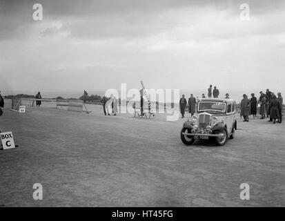 Standard 12 Salon der Frau SH Richards im Wettbewerb in der RSAC Scottish Rally, 1934. Künstler: Bill Brunell. Stockfoto