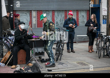 LONDON, UK - 22. April 2016: LONDON, ENGLAND - 12. Juli 2016 Shoreditch, London: Straßenmusiker an der Columbia Road Blumenmarkt Stockfoto