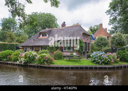 Giethoorn, Niederlande - 29. Juni 2016: Blick auf einen blühenden Garten vor dem Haus von der niederländischen Stadt. Stockfoto