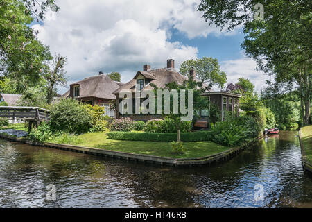 Giethoorn, Niederlande – 29. Juni 2016: Blick auf einen blühenden Garten vor dem Haus von der niederländischen Stadt Giethoorn. Stockfoto