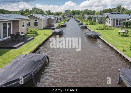Giethoorn, Niederlande – 29. Juni 2016: Kanal mit festgemachten Boote in der Nähe des Bungalows. Stockfoto