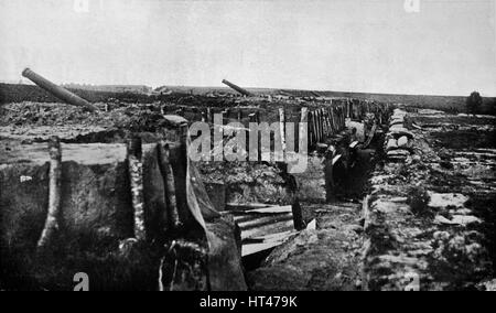 "Britische Gräben und Waffen bei Maubeuge aufgegeben", 1914. Künstler: unbekannt. Stockfoto