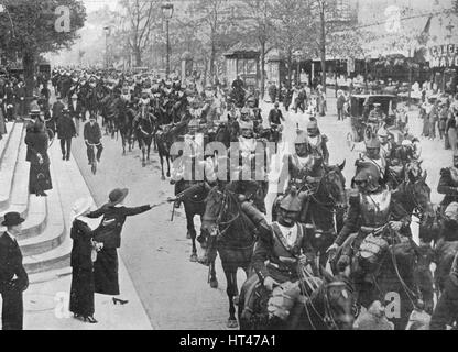 "Französische Kürassiere Reiten durch die Straßen von Paris auf ihrem Weg an die Front", 1914. Künstler: unbekannt. Stockfoto