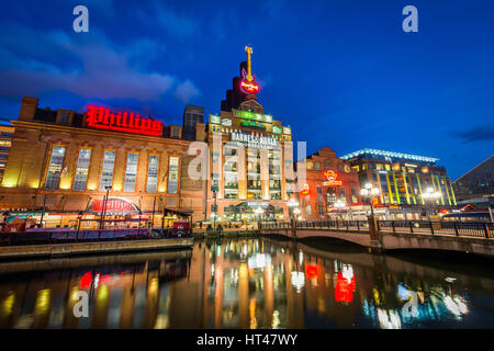 Das Kraftwerk in der Nacht, in der Inner Harbor in Baltimore, Maryland. Stockfoto