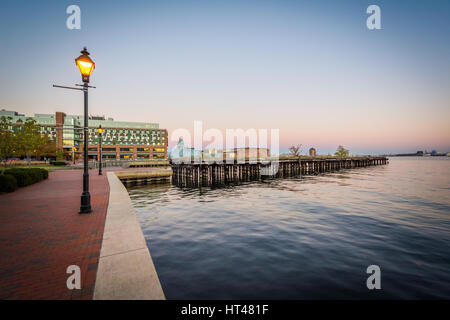 Die Uferpromenade in der Dämmerung, in Fells Point, Baltimore, Maryland. Stockfoto