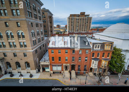 Ansicht der Gebäude entlang Franklin Street, in Mount Vernon, Baltimore, Maryland. Stockfoto