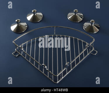 Bad Edelstahl Regal auf blauem Hintergrund. Nützliches Zubehör im Badezimmer Stockfoto