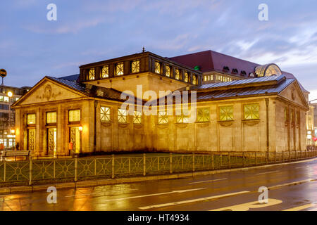 Wittenbergplatz (Wittenberg Platz) ist ein großer Platz in Westberlin am Ende der Tauentzienstraße. Es ist gesäumt von Restaurants, Büros und Geschäften Stockfoto