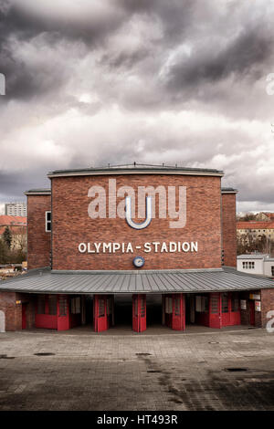 Berlin, Deutschland, The Olimpia Stadion (Olympiastadion) u-Bahnstation, außen Stockfoto