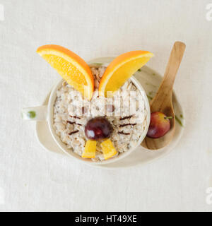 Hase Kaninchen Haferflocken Brei Osterfrühstück, lustige Essen Kunst für Kinder Stockfoto